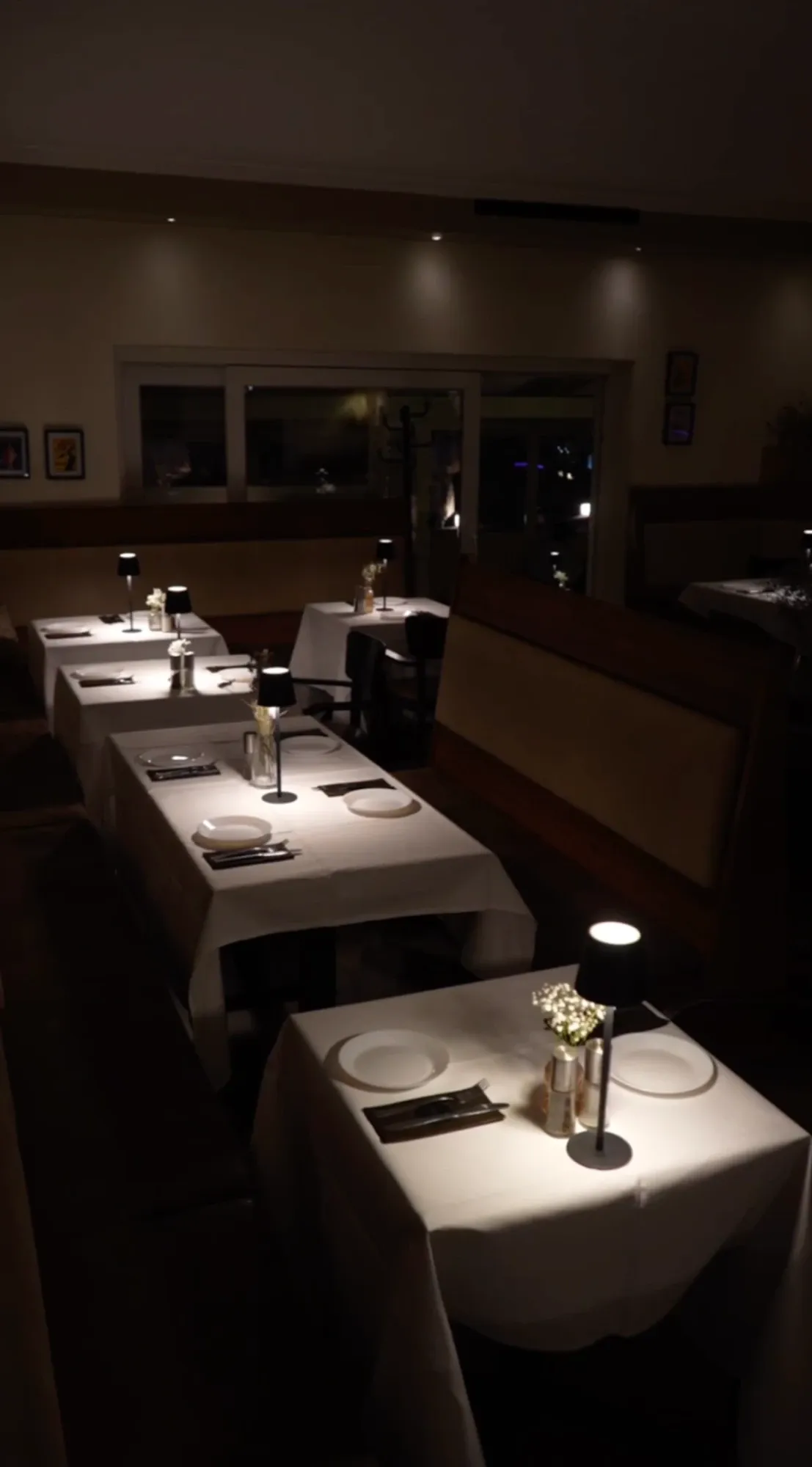 Evening atmosphere at Fischerwirt con amore – set tables with warm table lamps