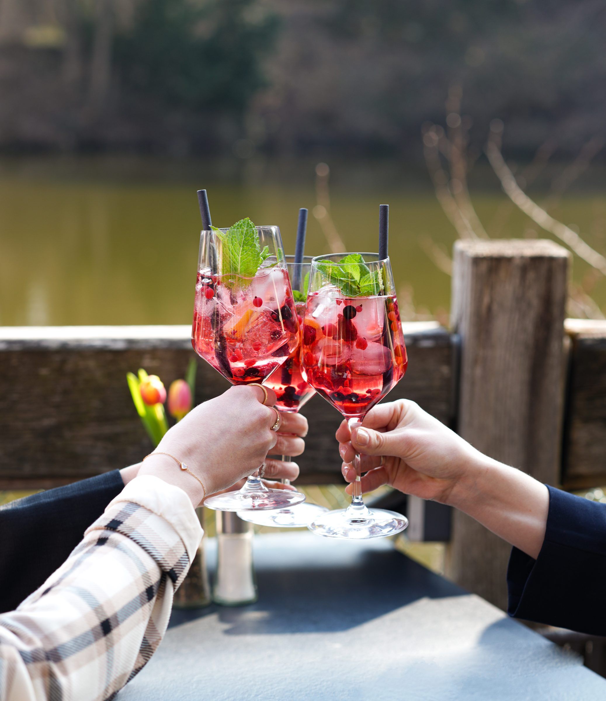 Anstoßen mit Aperol Spritz am Kreuzbergteich – Aperitivo im Grünen beim Fischerwirt con amore