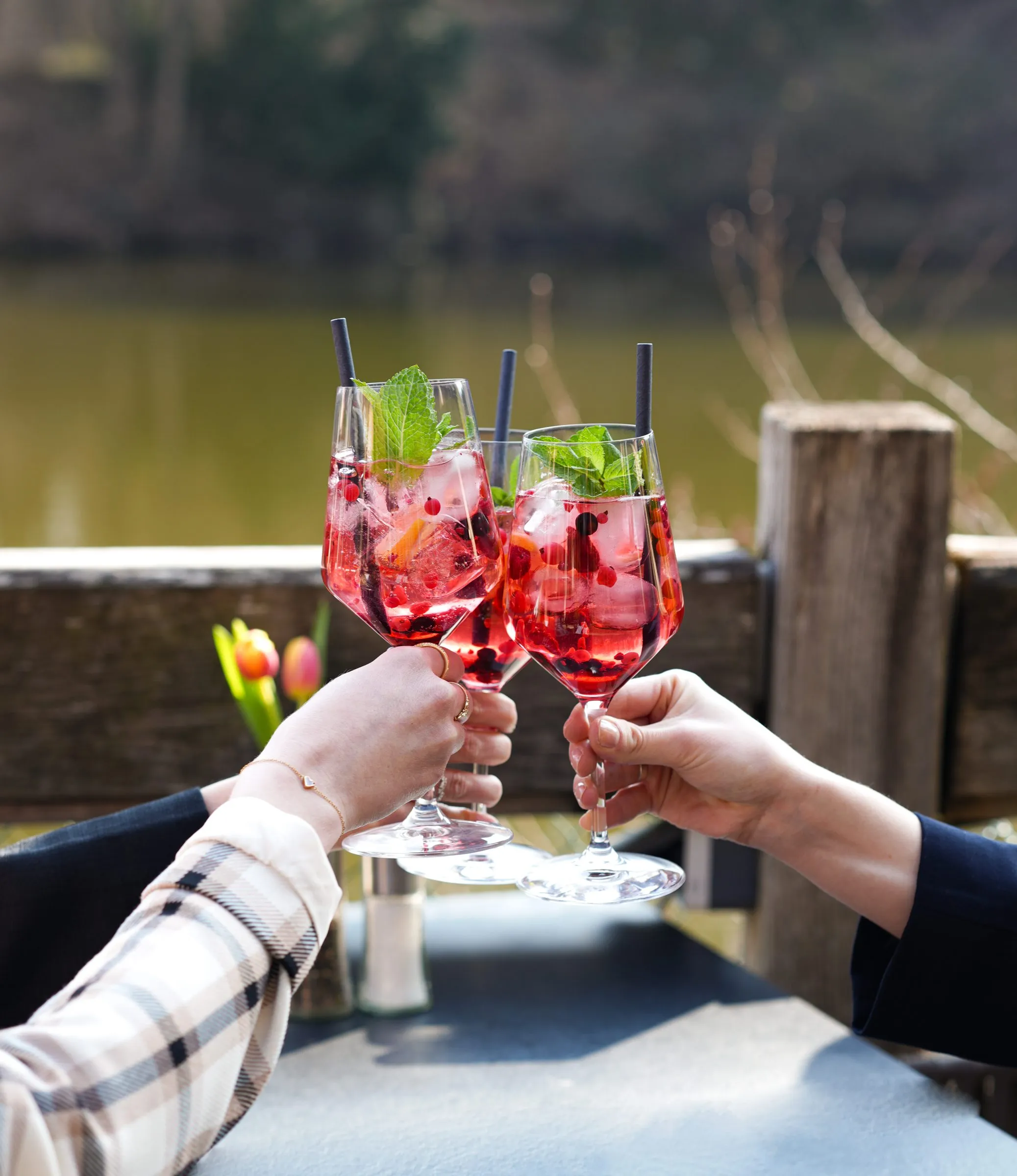 Anstoßen bei einer Firmenfeier im Fischerwirt con amore am Kreuzberglteich