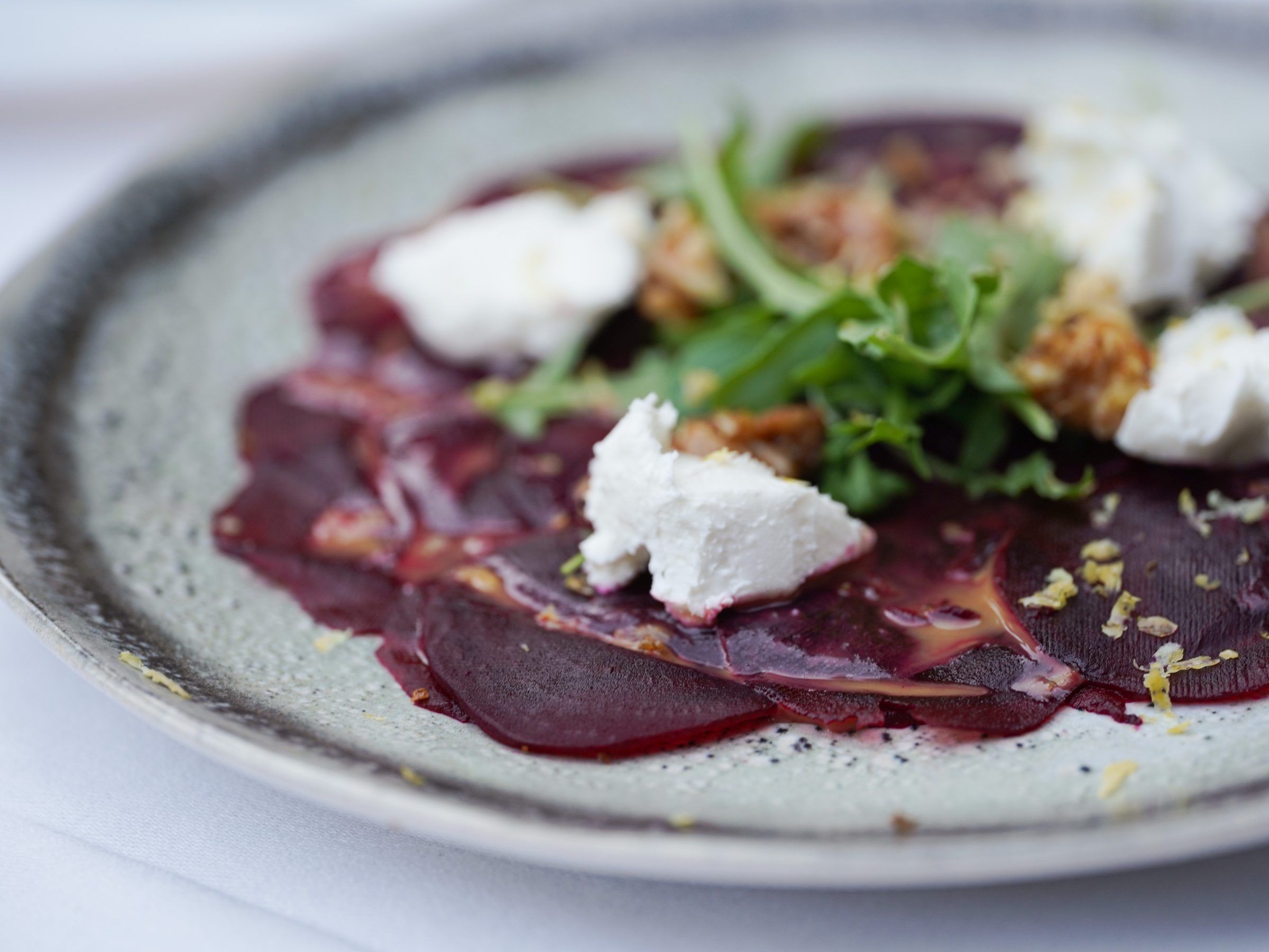 Bresaola mit Rucola und Parmesan – italienische Vorspeise con amore angerichtet