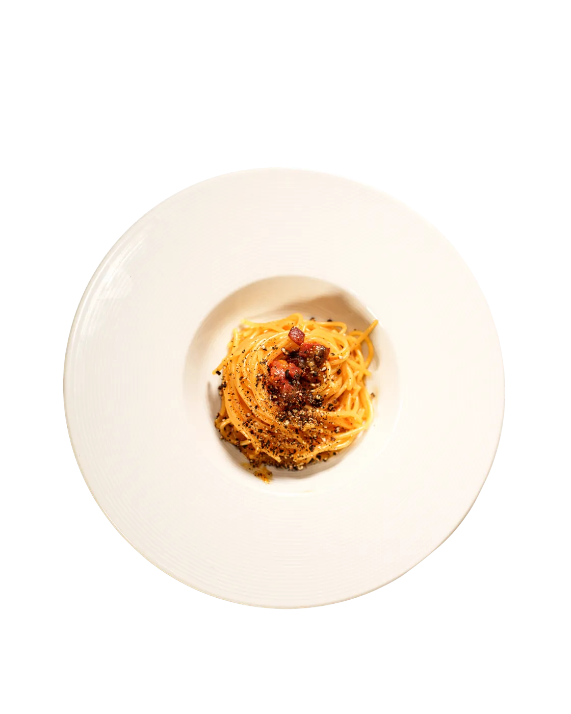Spaghetti alla Carbonara mit Guanciale auf weißem Teller, von oben