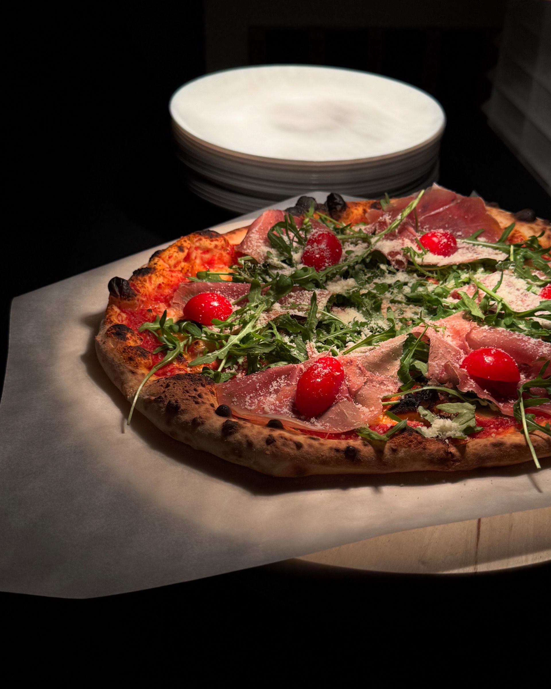 Pizza Napoletana mit Parma und Rucola – frisch aus dem Holzsteinofen
