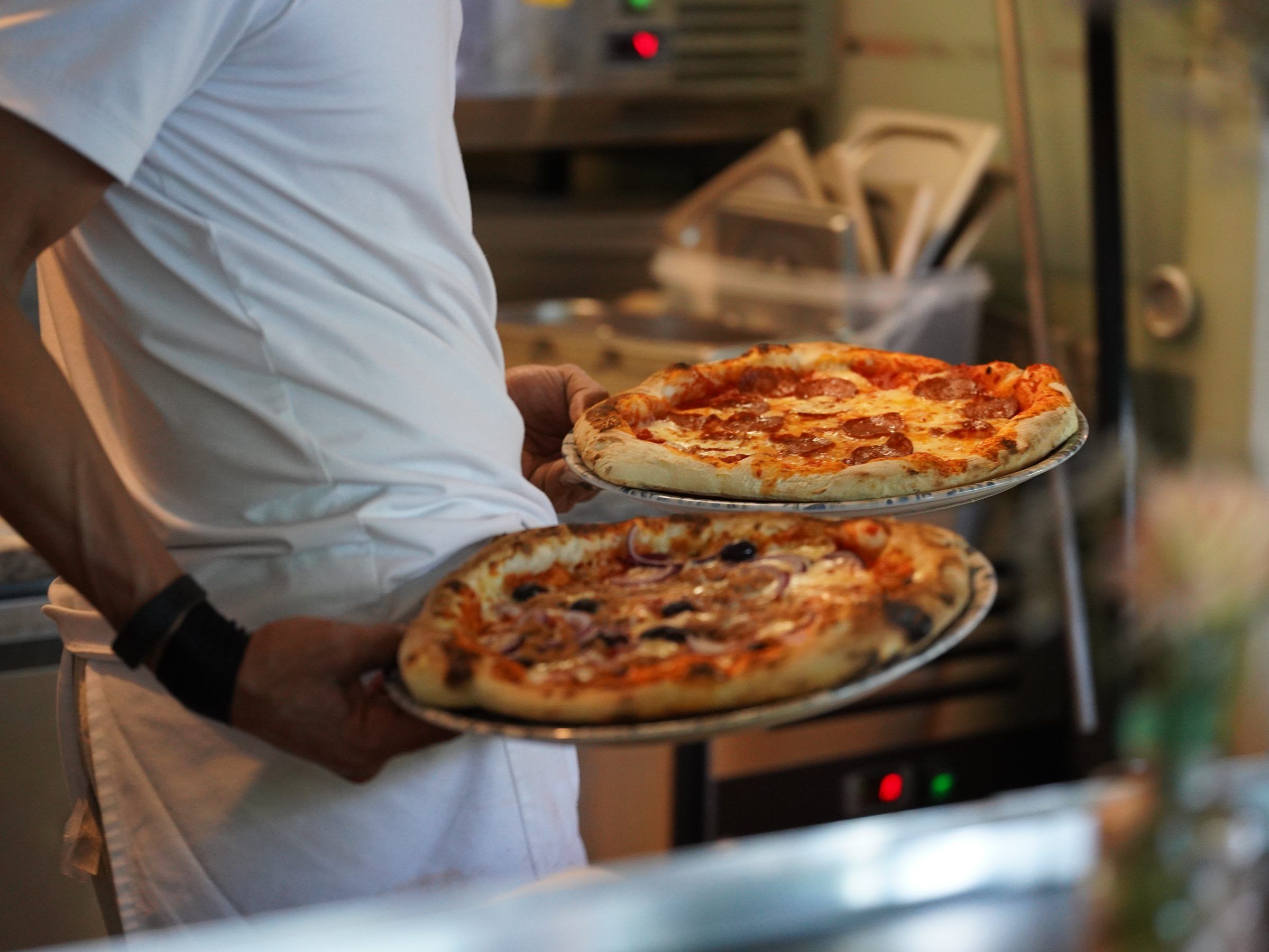 Pizza frisch aus dem Holzsteinofen – serviert vom Pizzaiolo des Fischerwirt con amore