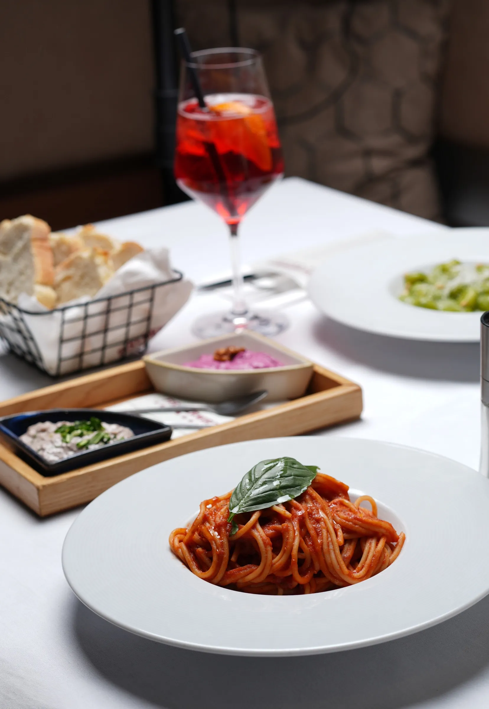 Gedeckter Tisch mit Pasta zum Teilen im Fischerwirt con amore in Klagenfurt