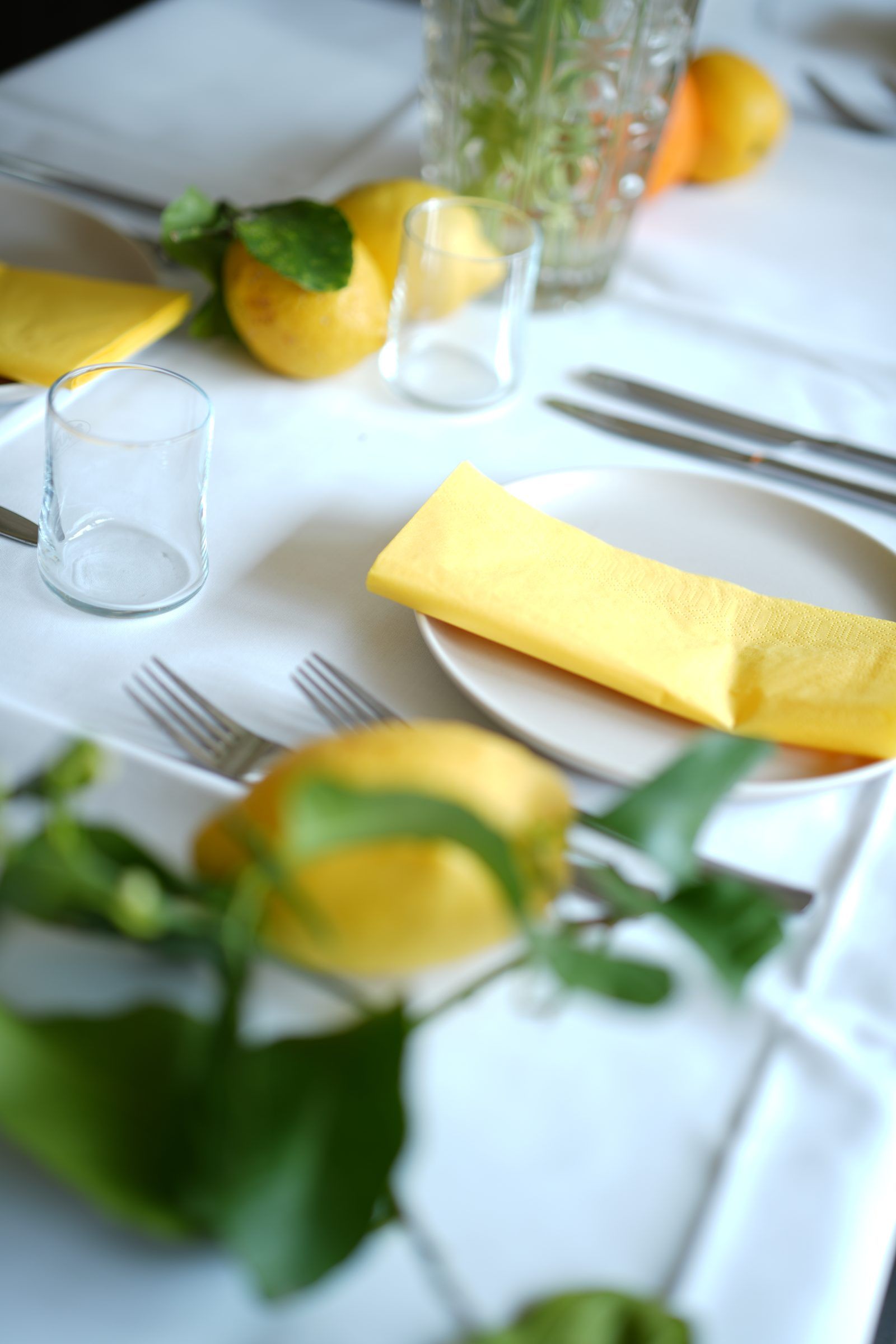 Sommerliche Tischdekoration mit Zitronen – liebevolle Details beim Fischerwirt con amore